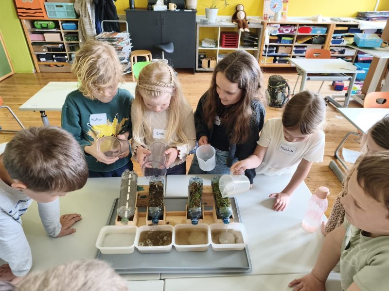 Experiment „Wasserrückhalt und Erosion“. Was beobachten wir? (c) M. Tamtögl