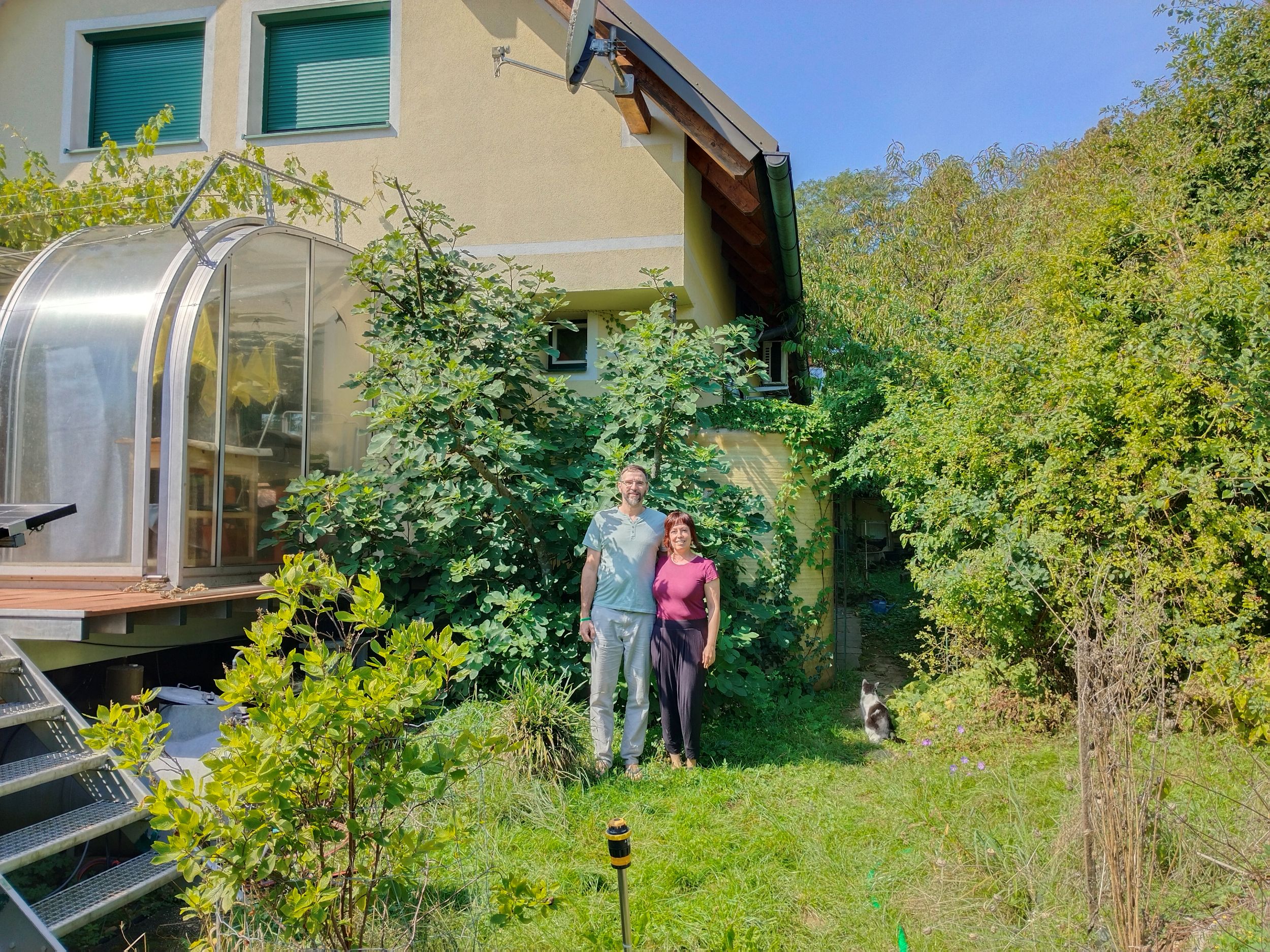 „Anna und Bernhard pflanzen vielfältig und lassen das Leben sprießen. Wer seinen Garten bepflanzt, statt zu asphaltieren oder zu rasieren, der kann sich bei andauernder Hitze noch vor die Haustür wagen.“