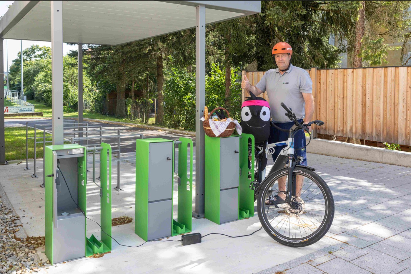 Das E-Bike ist wieder vollgeladen. Christian Kreiner und Edgar haben sich in der Zeit eine Jause für ein Picknick besorgt.