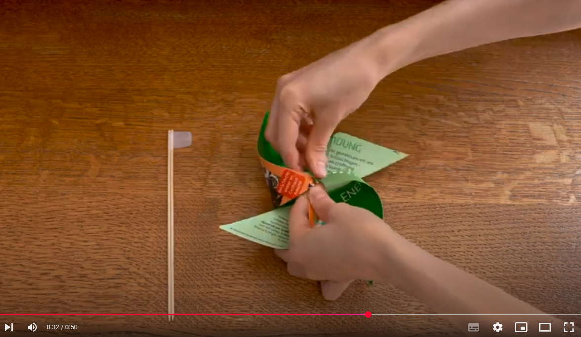 Wie Sie Ihr Windrad aus der Einladung basteln