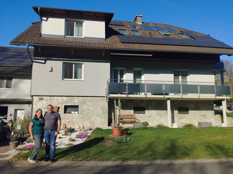 Das Ehepaar Kohlfürst vor ihrem Haus. Ein Teil der PV-Anlage ist am Hausdach zu sehen. Hier gibt es sogar Module, die nach Norden orientiert sind: der begeisterte Techniker hat einen ein Testlauf gestartet.