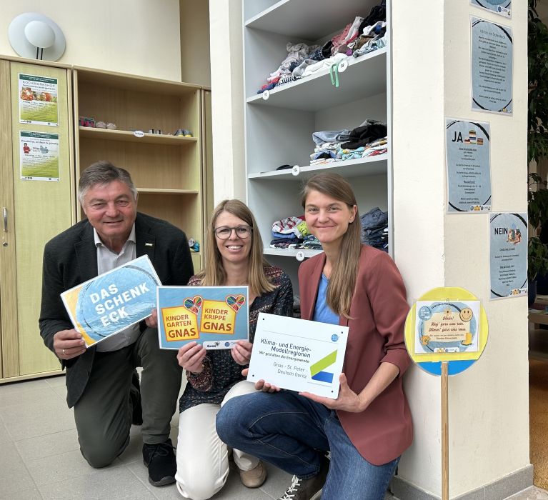 Bürgermeister Meixner, Kindergarten/- krippenleiterin Bettina Kagerbauer und Isabella Schaberl von der KEM freuen sich über das gut angenommene Projekt!