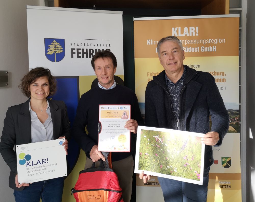 Der glückliche Gewinner Johann Maßwohl mit Bgm. Johann Winkelmaier und KLAR!-Managerin Maria Eder