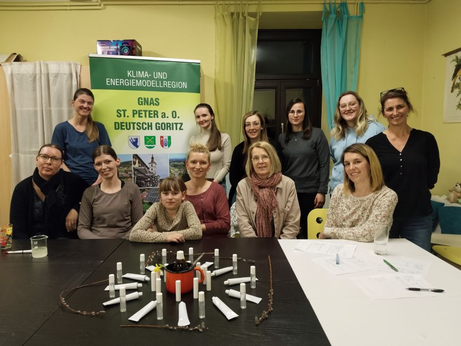 Naturkosmetik Workshop mit Andrea Bregar (ganz rechts): eine Kooperation der KEM und des EKiZ Region Radkersburg (Bettina Öttl vom EKiZ, unten 2.v.r.)