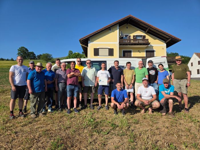 Foto: Josef Pollhammer und Johannes Maßwohl (KAHE/BK Südodstmk.), Bgm. Ferdinand Groß, Landwirt Christian Sorger mit den Teilnehmerinnen und Teilnehmern am Feldtag in Neustift