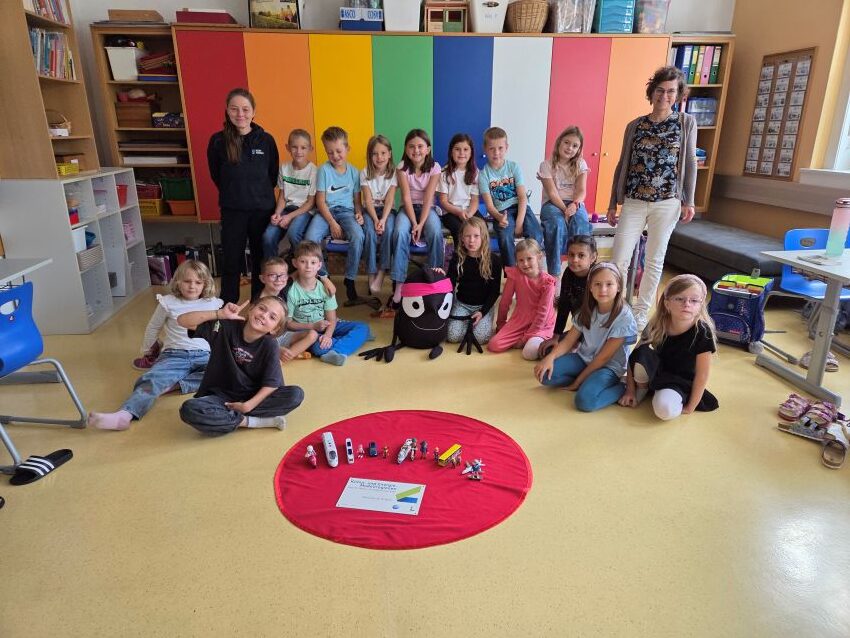 Die 2a-Klasse mit Anna Maria Maul vom Klimabündnis Stmk., Maria Eder der KEM Netzwerk Südost und Edgar, dem Maskottchen der europäischen Mobilitätwoche