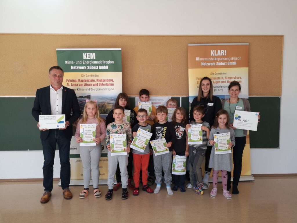 Foto: Bgm. Manfred Reisenhofer, Anja Urschler (Nachmittagsbetreuung), Maria Eder (KEM&KLAR! Netzwerk Südost) mit den Kindern der Herbstferienakademie
