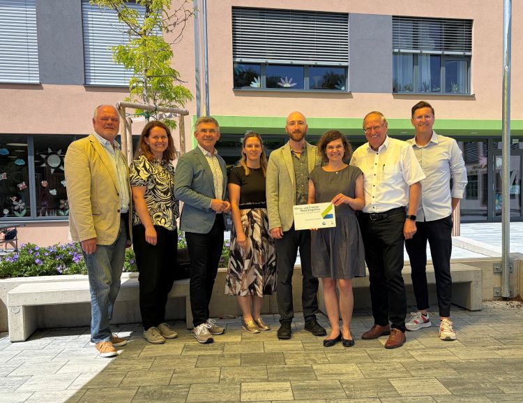 Foto v.l.n.r.: Gde.kassier Johann Hartinger (Riegersburg), Mag. Kunigunde Pein (Energie Agentur Stmk.), LAbg. Vize-Bgm. Franz Fartek (Fehring), Bgm. Mag. Andrea Pock (St. Anna am Aigen), Ing. Klemens Willim (eNu), Mag. Maria Eder (LEA), Bgm. Robert Hammer (Unterlamm), Dir. Michael Hammer (MS St. Anna am Aigen)