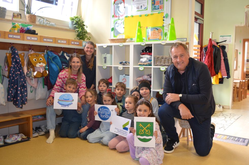 „Auch im Kindergarten Bierbaum wird munter verschenkt. Die Leiterin Evelyn Schantl hat „das Eck“ liebevoll gestaltet und hat bereits weitere Ideen. V.l.: Evelyn Schantl (Leitung), I. Schaberl (KEM) und BGM Reinhold Ebner (Foto: MG St.Peter a.O.)