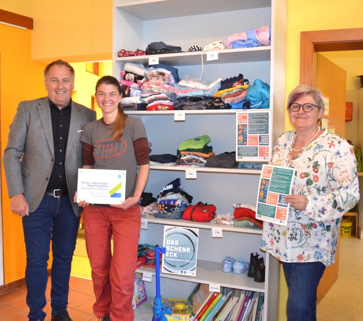 Viel Platz für tolle Sachen im Kindergarten St. Peter: BGM Reinhold Ebner, I. Schaberl von der KEM und Leiterin Gabriele Grünzangl freuen sich über das gut angenommene Projekt! (Foto: MG St.Peter a.O.)