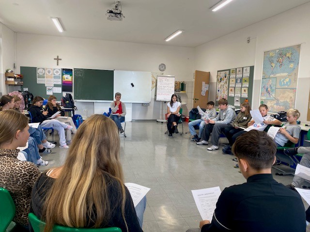 Schüler:innen der MS Kirchberg an der Raab auf Neophyten-Spurensuche