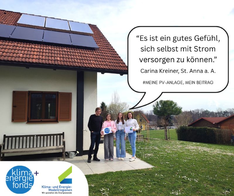 Familie Kreiner mit der PV-Anlage und der thermischen Solaranlage am Hausdach.“