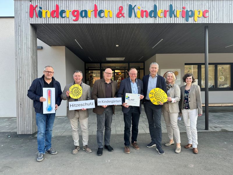 Foto v.l.n.r.: Vize-Bgm. Franz Maitz, Amtsleiter Andreas Schwab, Bgm. Ferdinand Groß, Bgm. Robert Hammer, Bgm. Johann Winkelmaier, Leiterin Klimaschutzkoordination Land Stmk. Andrea Gössinger-Wieser, KLAR!-Managerin Maria Eder
Fotocredit: Schweiner, Land Steiermark