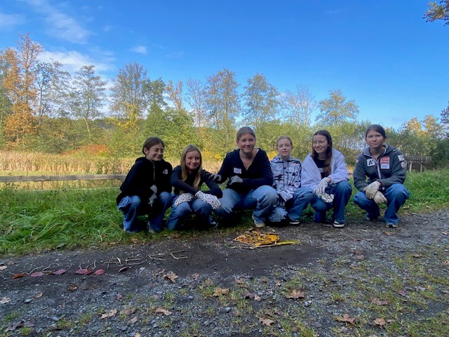 Schüler:innen der MS Kirchberg an der Raab auf Neophyten-Spurensuche