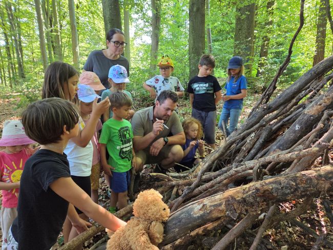 Zusammen mit Förster Andreas Schmiedl wurden Wald-Schätze gesammelt, Jahresringe gezählt und Baumrinden untersucht.