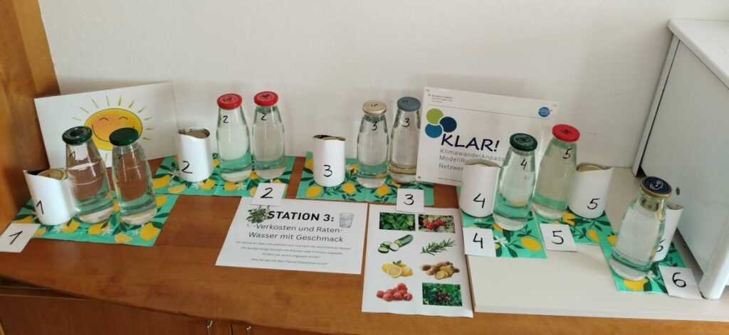 Umgang mit Hitze“-Workshop, u.a. mit Stationenbetrieb im Dorfhaus Gießelsdorf. Hier: Was-serverkostung
