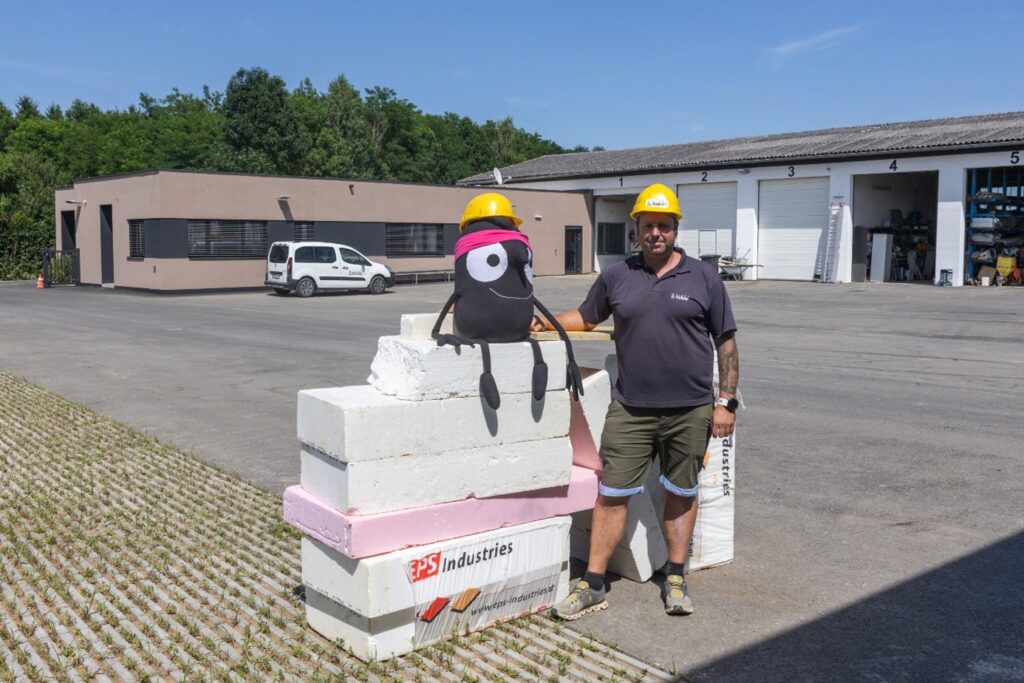 Heinrich Gartner zeigt Edgar den neuen Bauhof Fehring