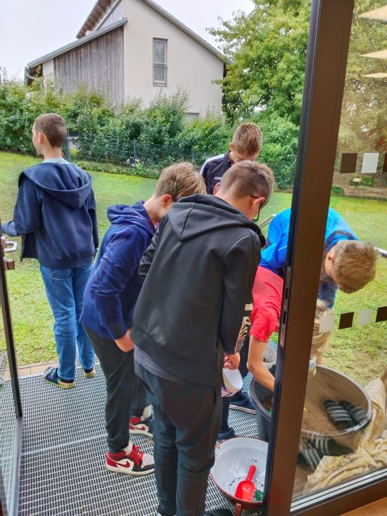 Eindrücke von der Station „Bodenleben“ der KEM am „Bodentag“ der dritten Klassen der MS Gnas (Fotos: Schaberl)