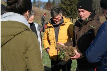 Bodenpraktiker Augst Friedl erklärt den Humusaufbau seiner Böden