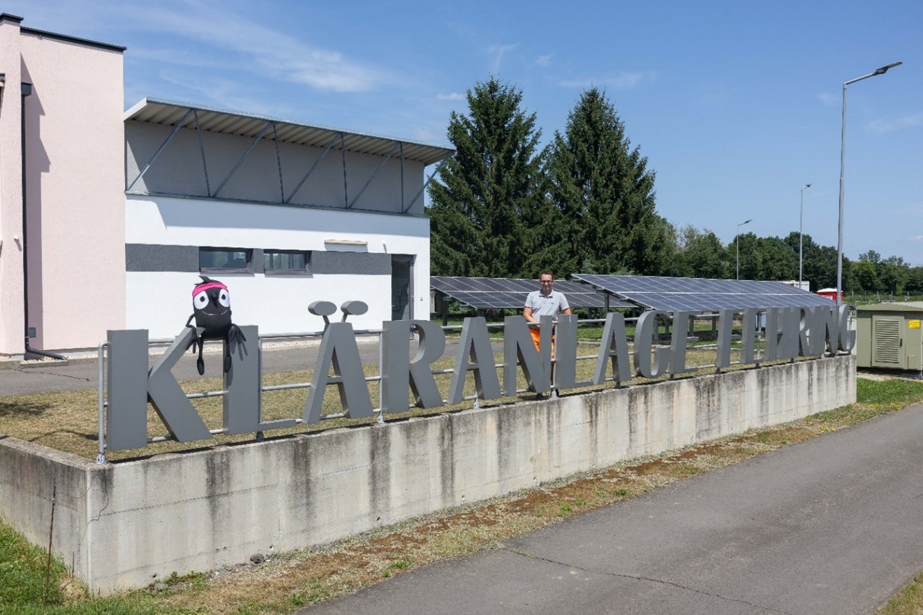Daniel Fink und Edgar begutachten die PV-Anlage bei der Kläranlage Fehring