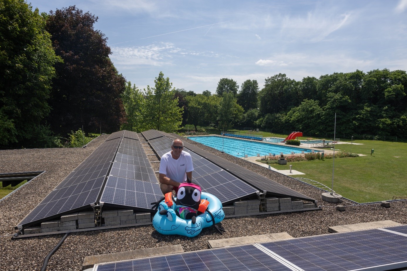 Bademeister Ronald Loidl und Edgar begutachten die PV-Anlage beim Rosenbad