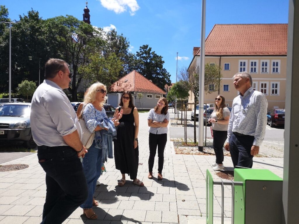 Bgm. Johann Winkelmaier und Vize-Bgm. Marcus Gordisch zeigen die neu errichteten Radabstellanlagen beim Schulzentrum Fehring.