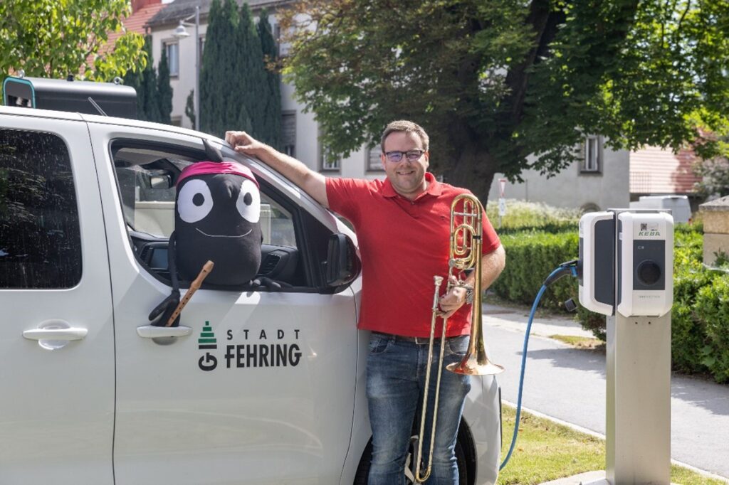 Klaus Sundl und Edgar laden das Elektroauto während der Probe im Haus der Musik